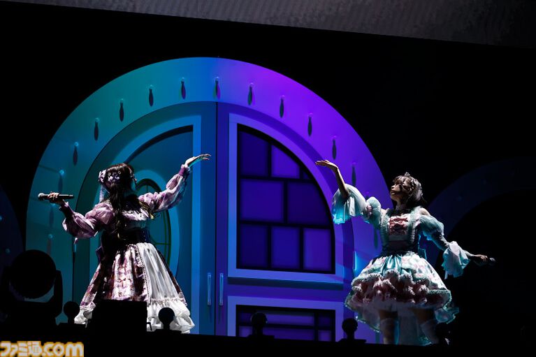 『アイマス ミリオンライブ!』14thライブDAY1エミリー&まつり主演公演リポート。MCなしで32曲をノンストップで披露。それぞれのソロ新曲はもちろん、ふたりの新デュエット曲も!