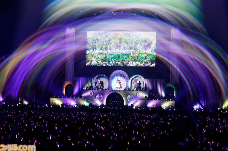 『アイマス ミリオンライブ!』14thライブDAY1エミリー&まつり主演公演リポート。MCなしで32曲をノンストップで披露。それぞれのソロ新曲はもちろん、ふたりの新デュエット曲も!