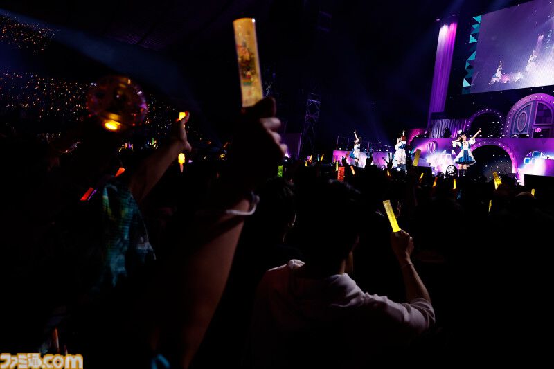 『アイマス ミリオンライブ！』14thライブDAY1エミリー＆まつり主演公演リポート。MCなしで32曲をノンストップで披露。それぞれのソロ新曲はもちろん、ふたりの新デュエット曲も！