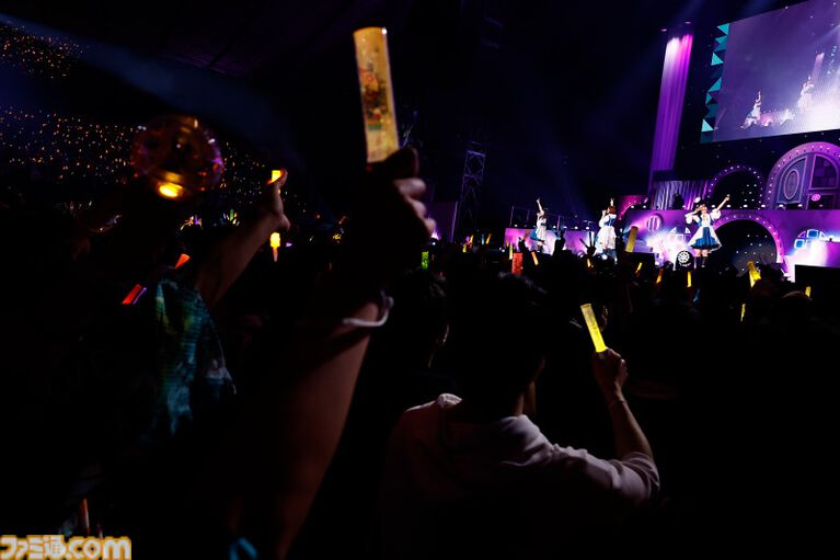 『アイマス ミリオンライブ!』14thライブDAY1エミリー&まつり主演公演リポート。MCなしで32曲をノンストップで披露。それぞれのソロ新曲はもちろん、ふたりの新デュエット曲も!