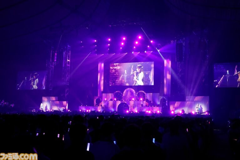 『アイマス ミリオンライブ!』14thライブDAY1エミリー&まつり主演公演リポート。MCなしで32曲をノンストップで披露。それぞれのソロ新曲はもちろん、ふたりの新デュエット曲も!