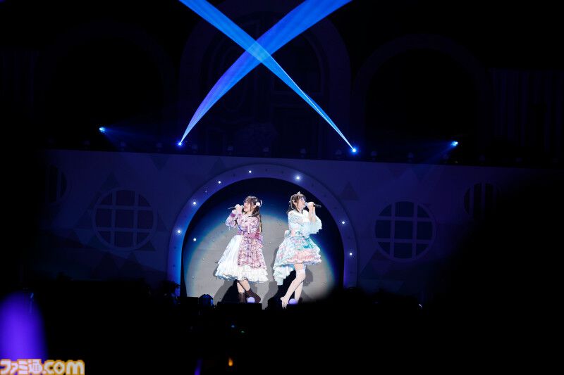 『アイマス ミリオンライブ！』14thライブDAY1エミリー＆まつり主演公演リポート。MCなしで32曲をノンストップで披露。それぞれのソロ新曲はもちろん、ふたりの新デュエット曲も！