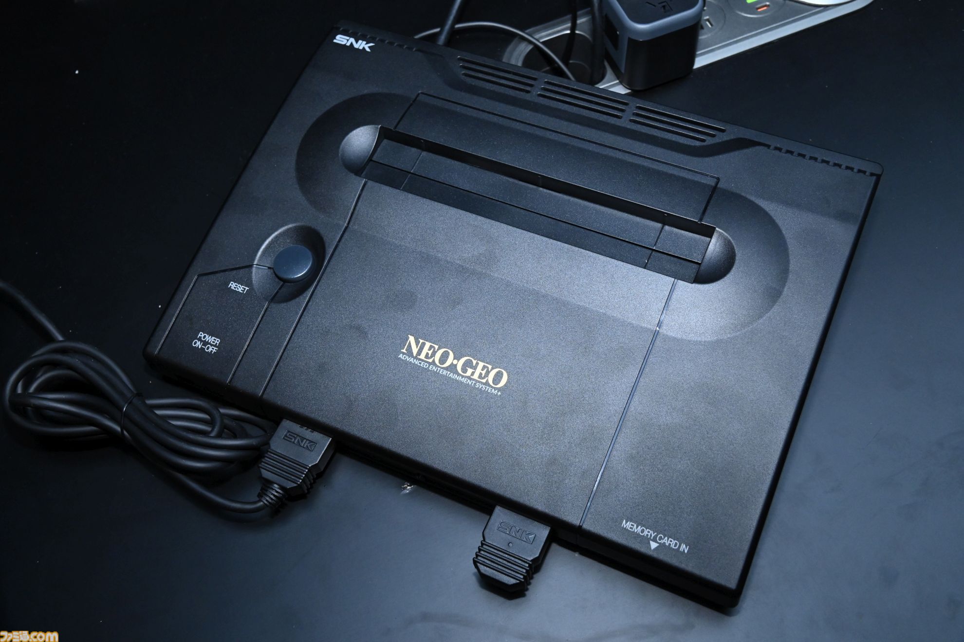 “NEOGEO AES+”で最新のNEOGEOを試遊。HDMI端子に対応し、過去のNEOGEOとの互換性もアリ。『サムスピ零SP』の修正も予定。開発陣の解説をお届け【TGS2026】
