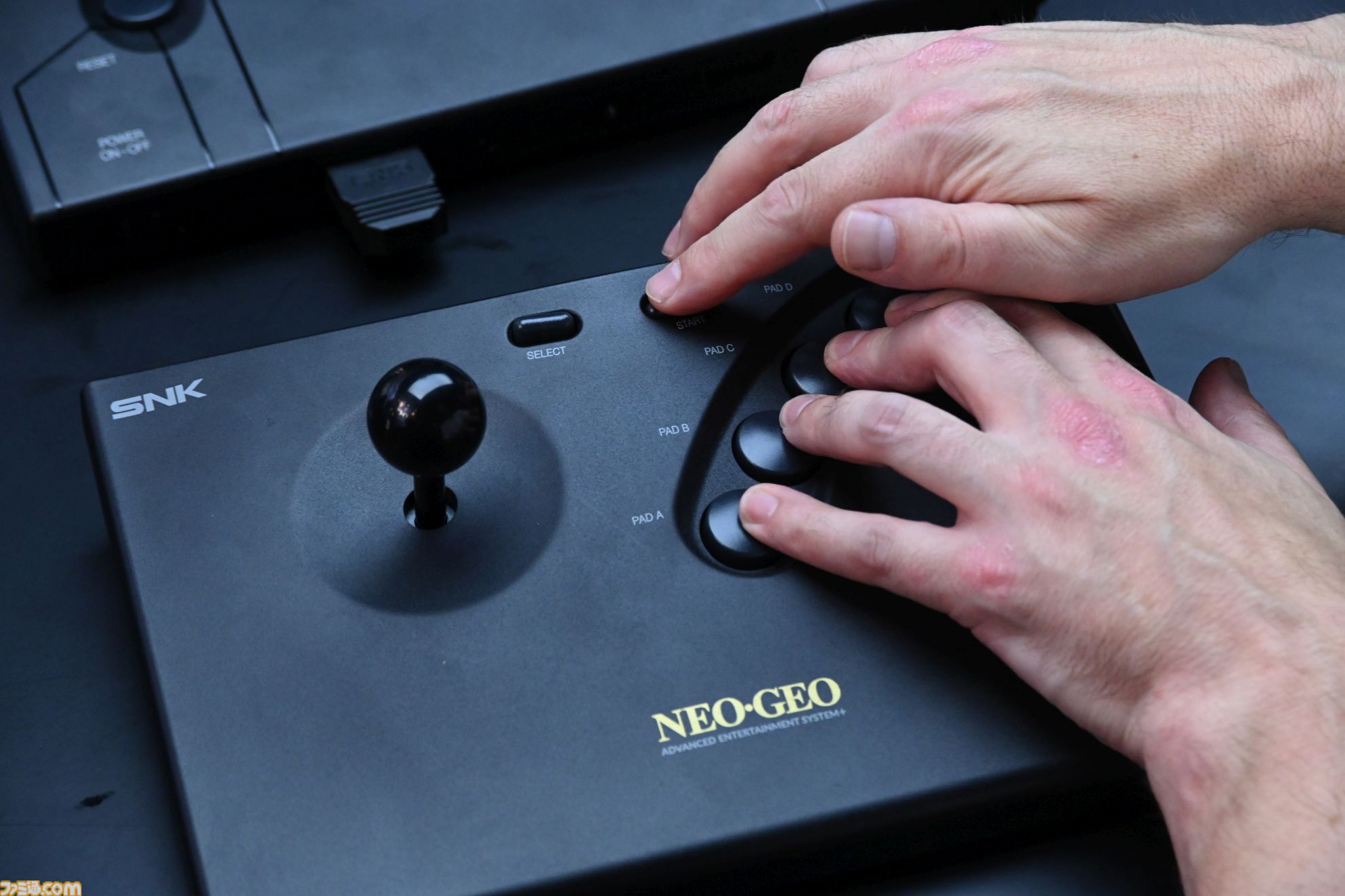 “NEOGEO AES+”で最新のNEOGEOを試遊。HDMI端子に対応し、過去のNEOGEOとの互換性もアリ。『サムスピ零SP』の修正も予定。開発陣の解説をお届け【TGS2026】