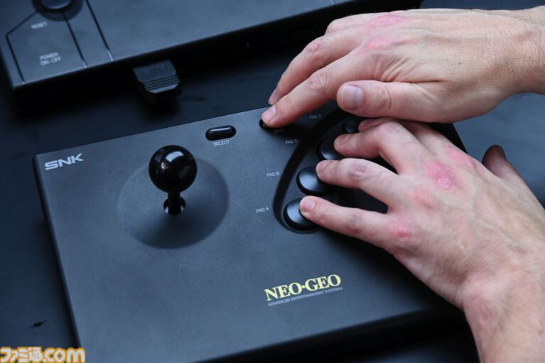 “NEOGEO AES+”で最新のNEOGEOを試遊。HDMI端子に対応し、過去のNEOGEOとの互換性もアリ。『サムスピ零SP』の修正も予定。開発陣の解説をお届け【TGS2026】