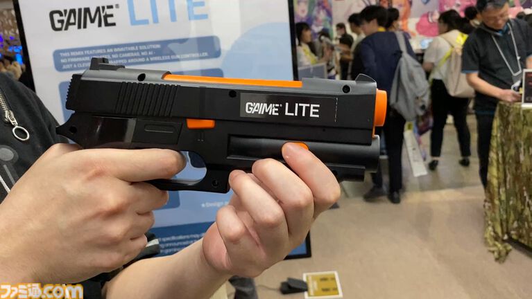 達成電器ブースの新型“G'AIM'E(ジーエイム)”の技術デモを試遊。LITEとPROの2種類で幅広い層に向けていく。汎用ガンコンの開発で令和のガンシューブーム到来が見えた【TGS2026】