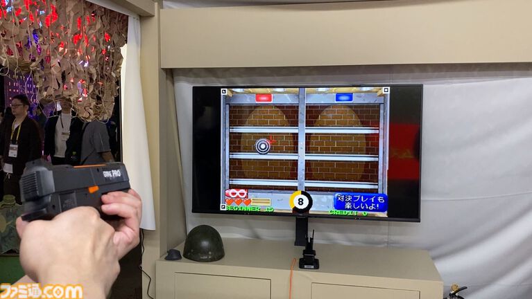 達成電器ブースの新型“G'AIM'E(ジーエイム)”の技術デモを試遊。LITEとPROの2種類で幅広い層に向けていく。汎用ガンコンの開発で令和のガンシューブーム到来が見えた【TGS2026】