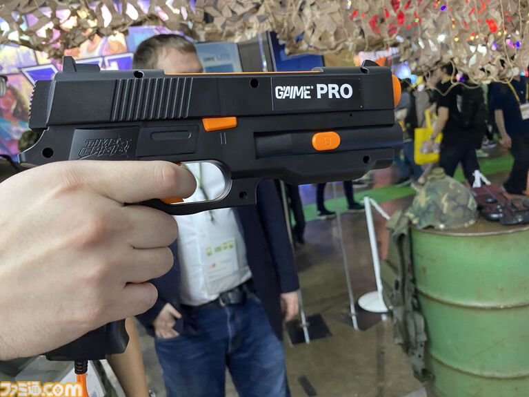 達成電器ブースの新型“G'AIM'E(ジーエイム)”の技術デモを試遊。LITEとPROの2種類で幅広い層に向けていく。汎用ガンコンの開発で令和のガンシューブーム到来が見えた【TGS2026】