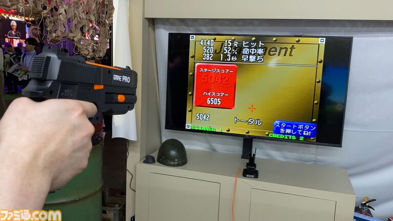 達成電器ブースの新型“G'AIM'E(ジーエイム)”の技術デモを試遊。LITEとPROの2種類で幅広い層に向けていく。汎用ガンコンの開発で令和のガンシューブーム到来が見えた【TGS2026】