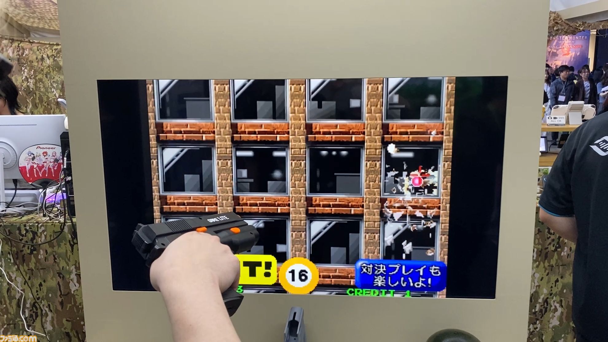 達成電器ブースの新型“G'AIM'E（ジーエイム）”の技術デモを試遊。LITEとPROの2種類で幅広い層に向けていく。汎用ガンコンの開発で令和のガンシューブーム到来が見えた【TGS2026】