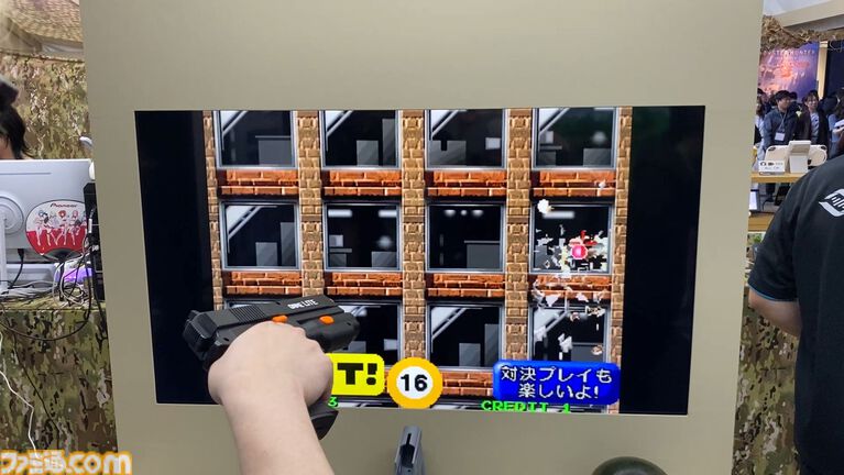 達成電器ブースの新型“G'AIM'E(ジーエイム)”の技術デモを試遊。LITEとPROの2種類で幅広い層に向けていく。汎用ガンコンの開発で令和のガンシューブーム到来が見えた【TGS2026】
