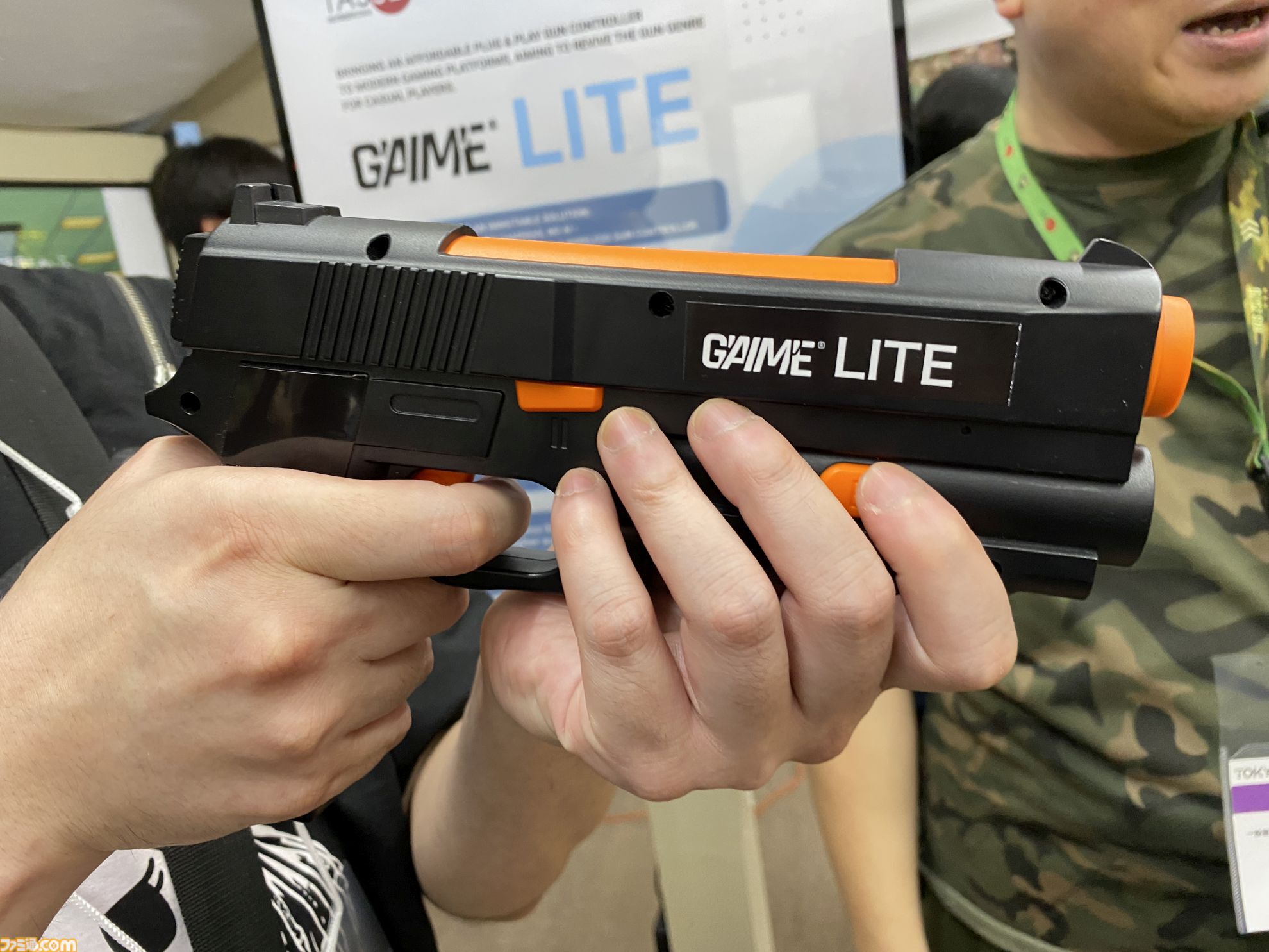 達成電器ブースの新型“G'AIM'E（ジーエイム）”の技術デモを試遊。LITEとPROの2種類で幅広い層に向けていく。汎用ガンコンの開発で令和のガンシューブーム到来が見えた【TGS2026】