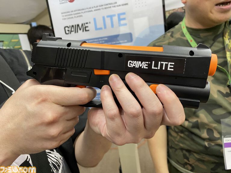 達成電器ブースの新型“G'AIM'E(ジーエイム)”の技術デモを試遊。LITEとPROの2種類で幅広い層に向けていく。汎用ガンコンの開発で令和のガンシューブーム到来が見えた【TGS2026】
