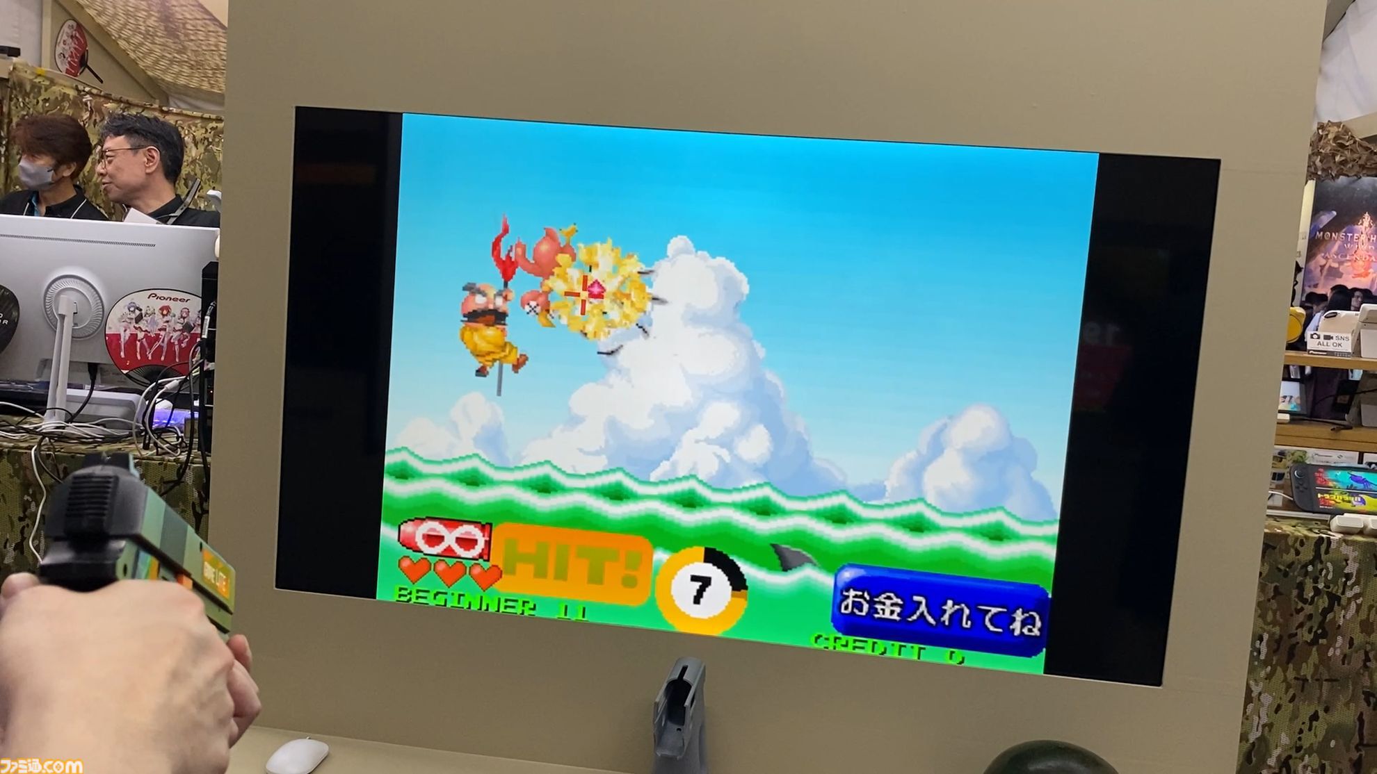 達成電器ブースの新型“G'AIM'E（ジーエイム）”の技術デモを試遊。LITEとPROの2種類で幅広い層に向けていく。汎用ガンコンの開発で令和のガンシューブーム到来が見えた【TGS2026】