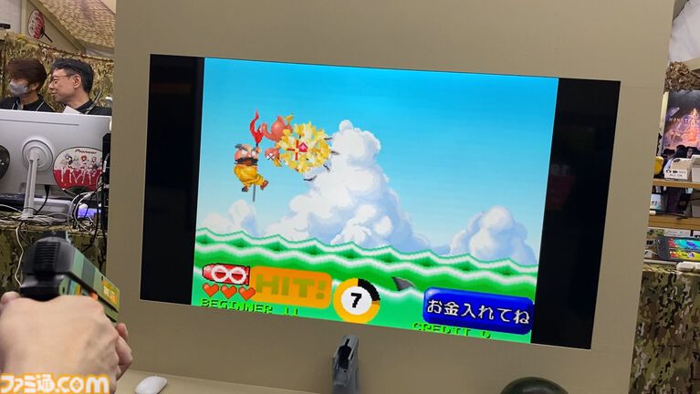 達成電器ブースの新型“G'AIM'E(ジーエイム)”の技術デモを試遊。LITEとPROの2種類で幅広い層に向けていく。汎用ガンコンの開発で令和のガンシューブーム到来が見えた【TGS2026】