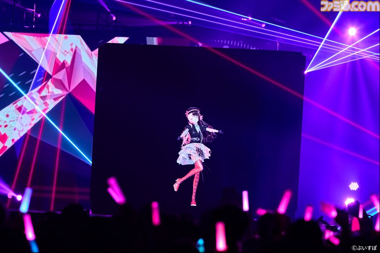 垣根超えすぎファッション×ライブ“X VORDER RUNWAY”リポート。春麗(スト6)、りせちー(ペルソナ4)、765プロ(アイマス)、B小町(【推しの子】)、人気VTuberやアーティストが勢ぞろい
