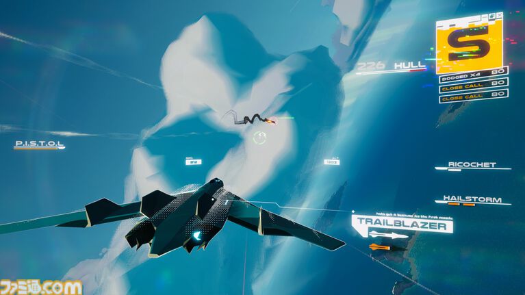 『DELIVERY MUST COMPLETE』は『デビルメイクライ』×『エースコンバット』シリーズの融合を謳うフライトシューティング。スコアを稼いで強化パーツを装備し、自分だけの機体で駆け抜けるローグライク要素も魅力