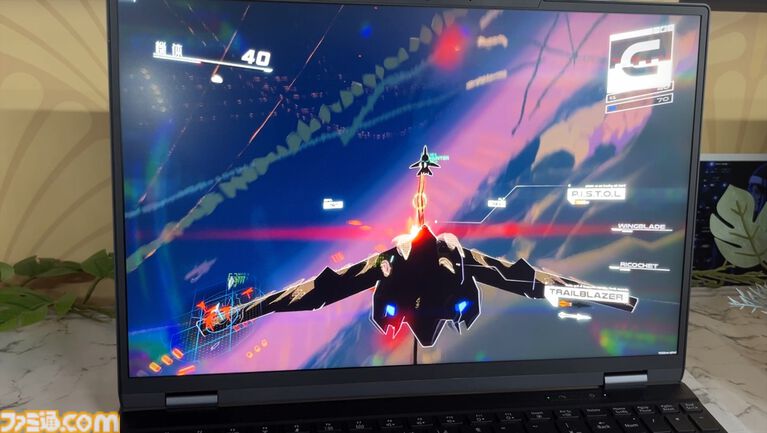 『DELIVERY MUST COMPLETE』は『デビルメイクライ』×『エースコンバット』シリーズの融合を謳うフライトシューティング。スコアを稼いで強化パーツを装備し、自分だけの機体で駆け抜けるローグライク要素も魅力