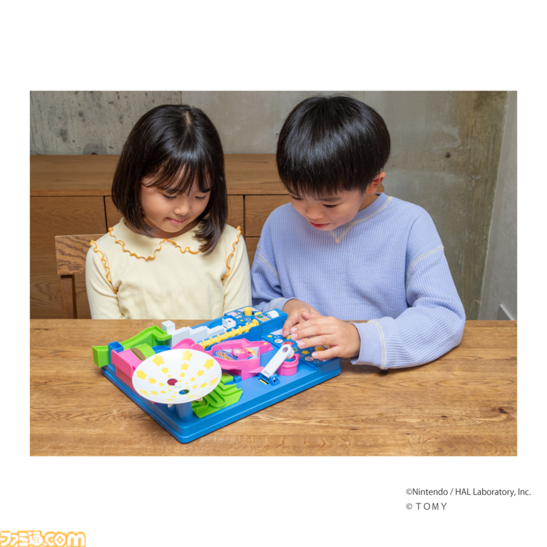 “星のカービィ 危機一発”が12月26日発売。ワープスターに乗ったカービィが飛び出す。雲モチーフのタルやスティックのデザインにも注目
