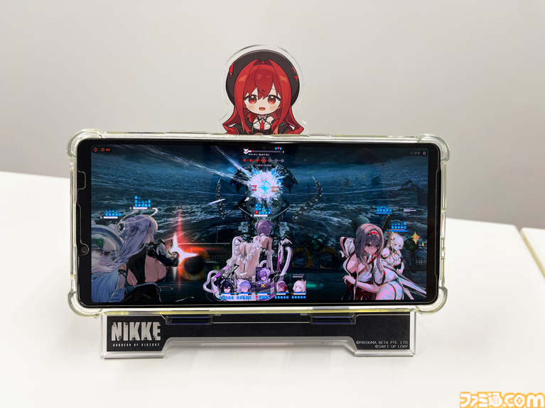 『NIKKE』4周年特集号の“グッズ付き限定版”が予約受付開始。ニケに“見守られる”スマホスタンドと、3周年特集号の表紙イラストをあしらったアクリルパネルが同梱【週刊ファミ通2026年11月5日発売号】