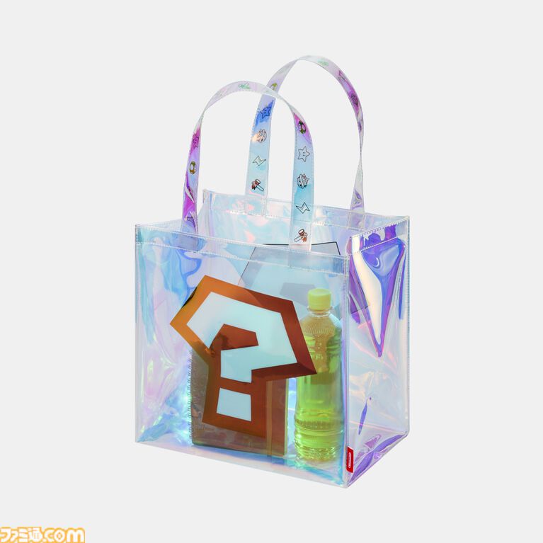 『マリオカート ワールド』アイテムボックスをモチーフにしたクリアバッグ発売。色味も再現しつつ持ち手にはスターなどのアイテムをプリント