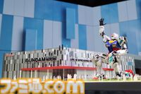 『ガンダム』実物大のガンダムが大阪・関西万博“GUNDAM NEXT FUTURE PAVILION”に登場。片膝を立てて腕を大きく上げるポーズで展示