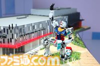 『ガンダム』実物大のガンダムが大阪・関西万博“GUNDAM NEXT FUTURE PAVILION”に登場。片膝を立てて腕を大きく上げるポーズで展示