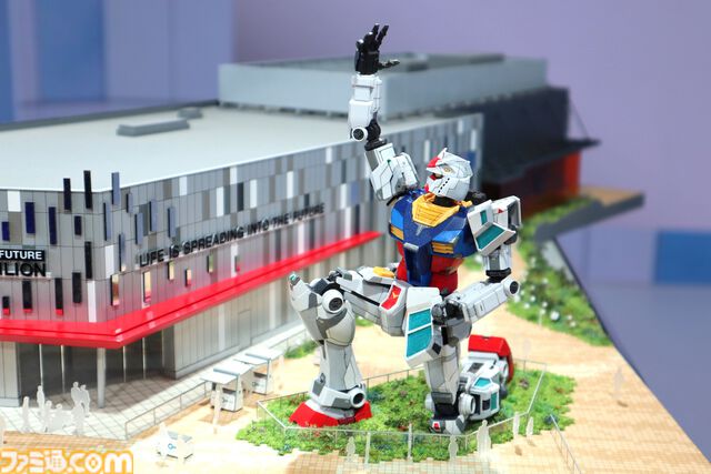 『ガンダム』実物大のガンダムが大阪・関西万博“GUNDAM NEXT FUTURE PAVILION”に登場。片膝を立てて腕を大きく上げるポーズで展示