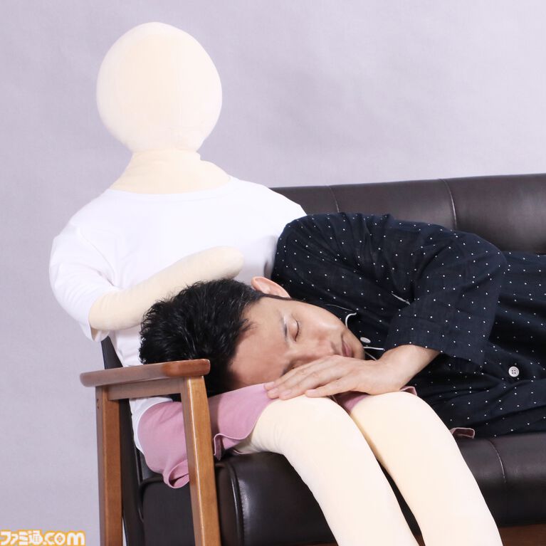 “推し抱き枕”の女性バージョンが発売。立体バスト&くびれのメリハリボディで着せ替え可能。推しに合わせて2サイズが選べる