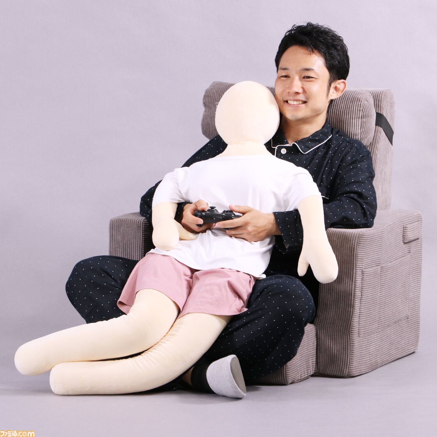 “推し抱き枕”の女性バージョンが発売。立体バスト＆くびれのメリハリボディで着せ替え可能。推しに合わせて2サイズが選べる