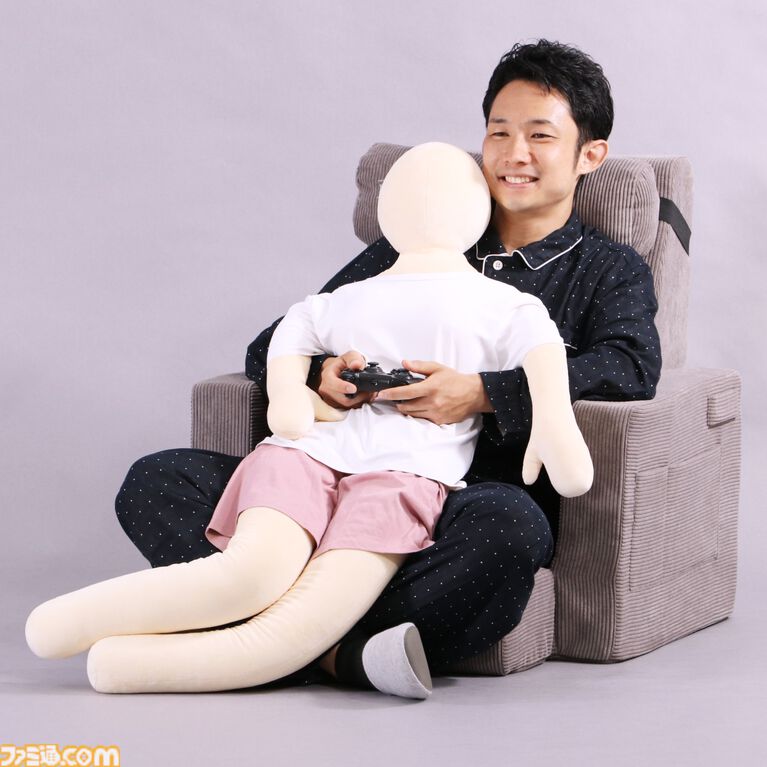 “推し抱き枕”の女性バージョンが発売。立体バスト&くびれのメリハリボディで着せ替え可能。推しに合わせて2サイズが選べる
