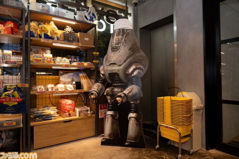 『Fallout』東京コラボカフェの店内装飾公開。『Fallout 4』ダイアモンドシティ大型パノラマタペストリーや等身大タカハシパネルを設置