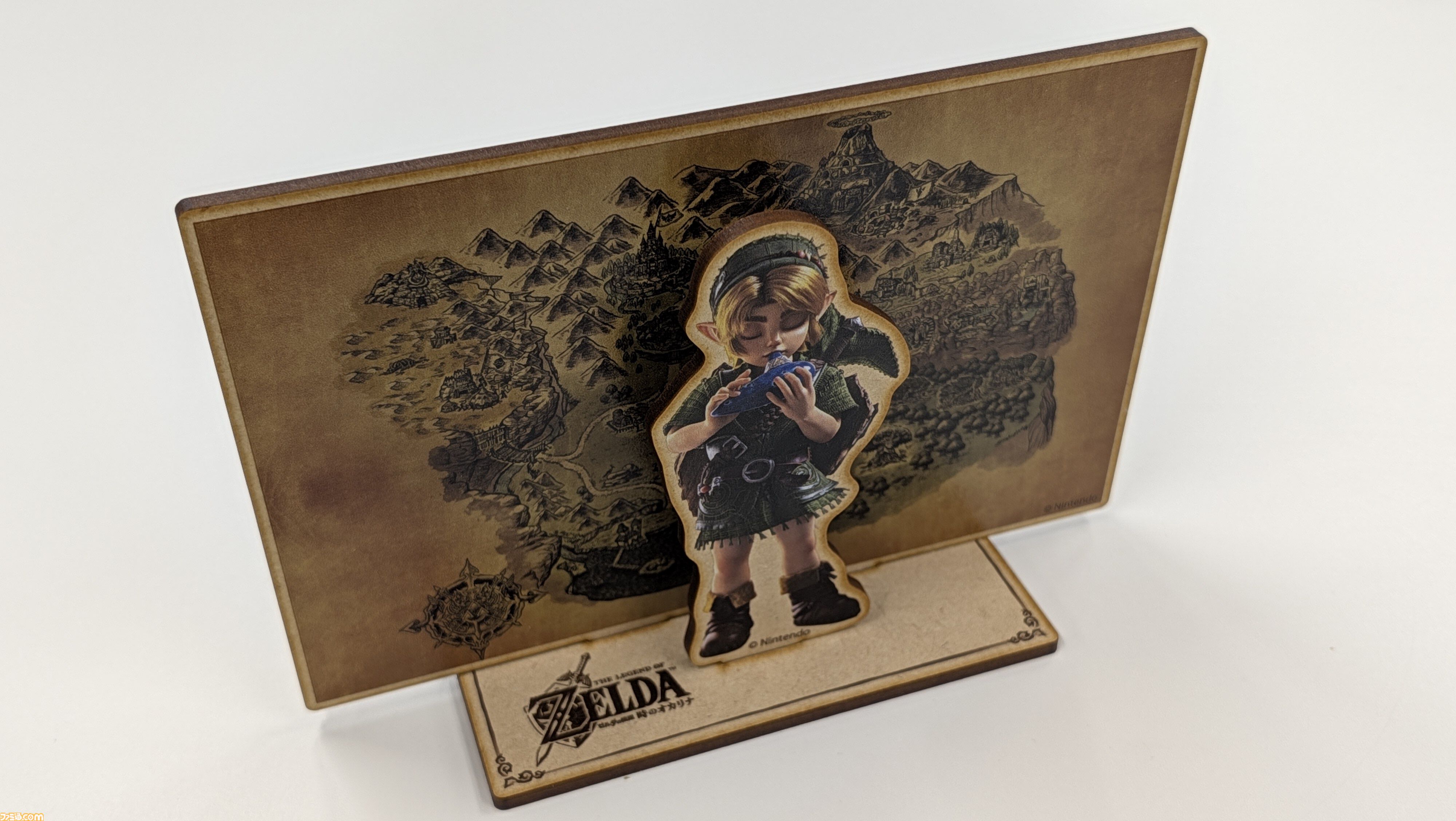 Switch2『ゼルダの伝説 時のオカリナ』楽天限定特典は木製ジオラマスタンド。アクスタとは異なるぬくもり＆木の香り。子どもリンクがカラーでプリントされたコレクションアイテム