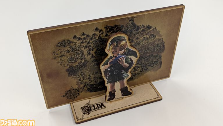 Switch2『ゼルダの伝説 時のオカリナ』楽天限定特典は木製ジオラマスタンド。アクスタとは異なるぬくもり&木の香り。子どもリンクがカラーでプリントされたコレクションアイテム