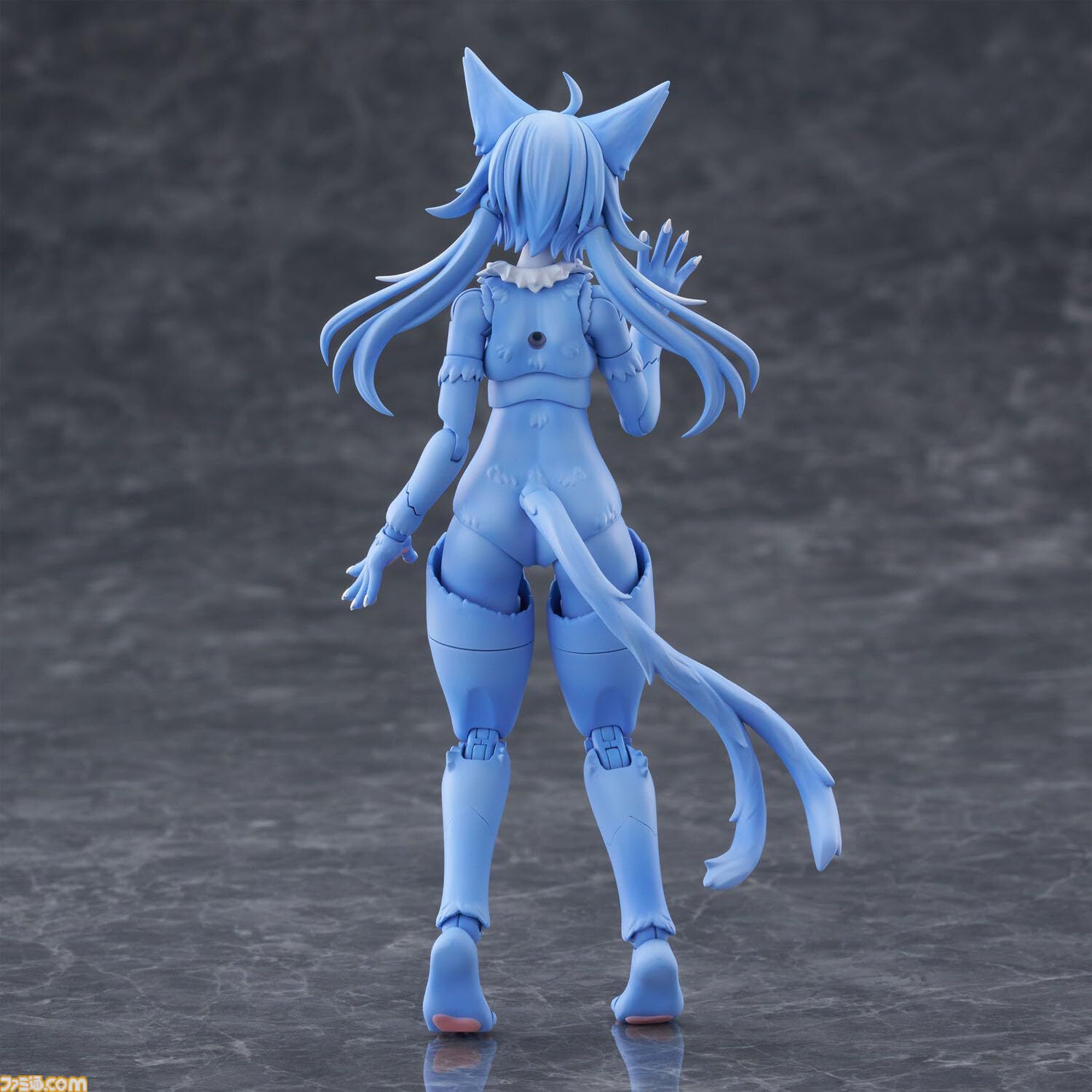 おまねこくんのプラモデルがけもプラシリーズに登場。広い可動域で多彩なポーズを実現。ミリタリー柄のエプロンでかわいらしさがさらにアップ。12月発売