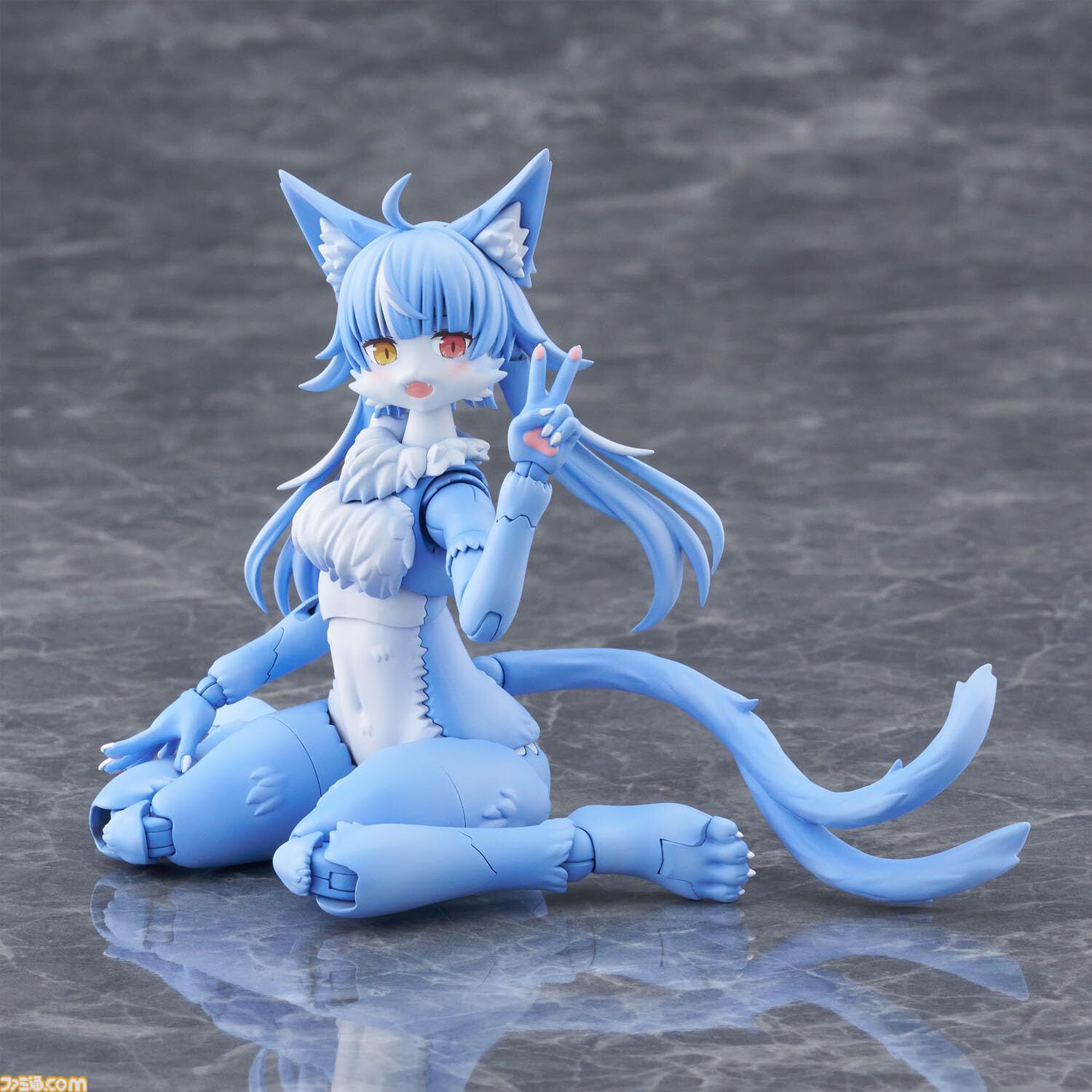 おまねこくんのプラモデルがけもプラシリーズに登場。広い可動域で多彩なポーズを実現。ミリタリー柄のエプロンでかわいらしさがさらにアップ。12月発売