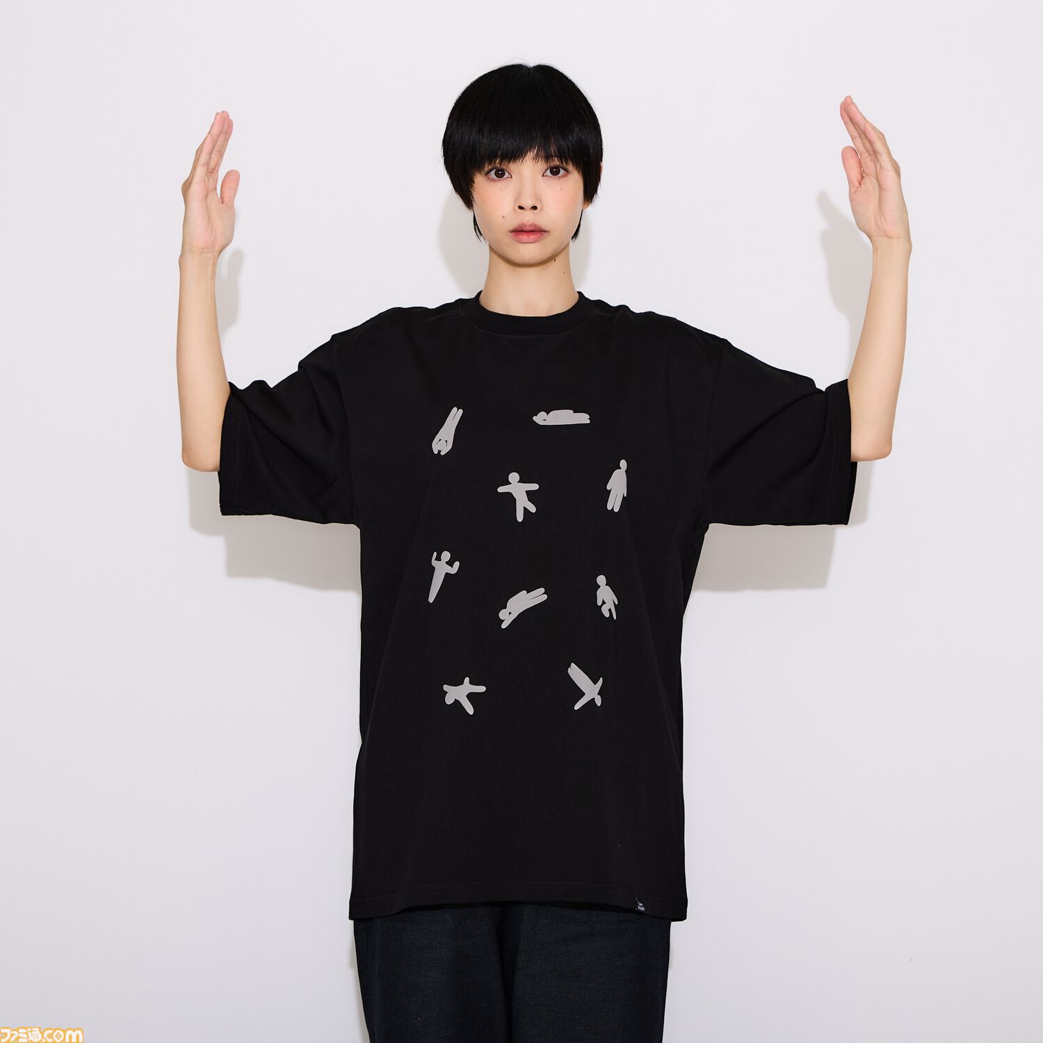 『めっちゃカメレオン』Tシャツ2種が発売決定。絵画に潜む姿、エモート中のプレイヤーをあしらったユニークなデザイン