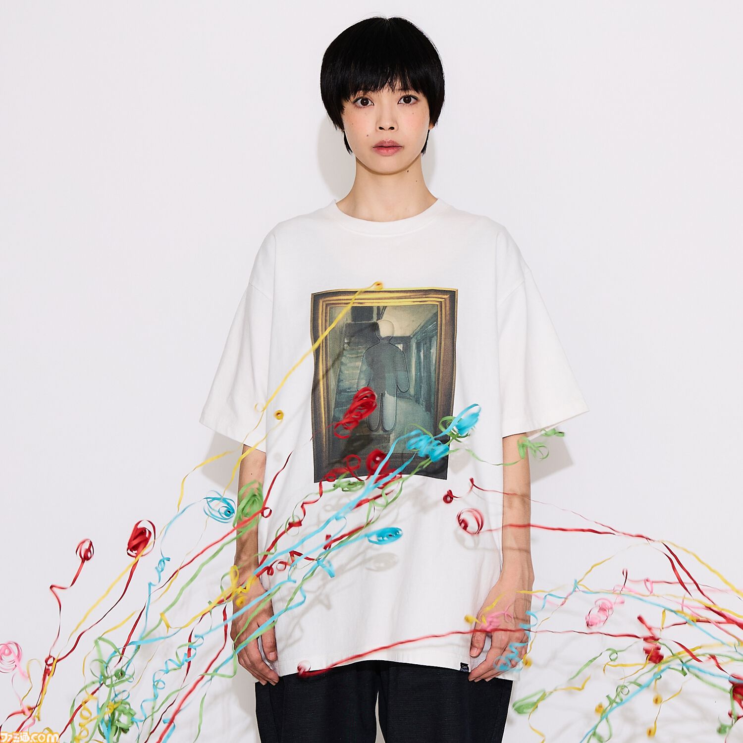 『めっちゃカメレオン』Tシャツ2種が発売決定。絵画に潜む姿、エモート中のプレイヤーをあしらったユニークなデザイン