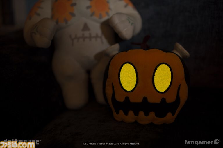 『DELTARUNE』フラウリィドルがピンバッジになって登場。フラウリィのタペストリーやジャックシュタインのぬいぐるみなど新グッズが発売