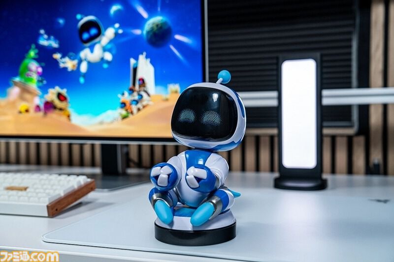 『アストロボット』TGS2026で即完売した大型マルチスタンドが11月下旬に発売。アストロボットがPS5のコントローラーやスマホを両腕で支える