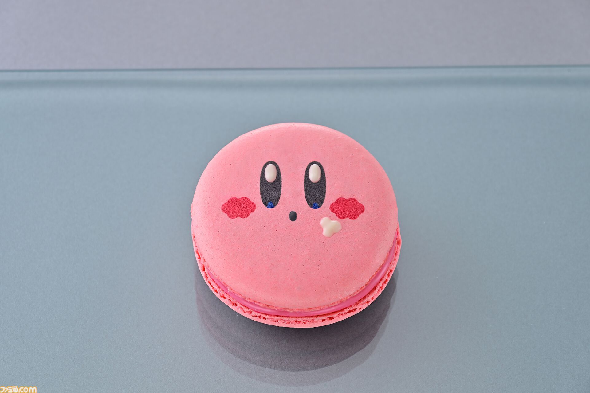 「カービィカフェ PETIT」初のホールケーキが11月11日に発売。チョコのカービィが“ちょこん”と乗った4号サイズのいちごケーキ