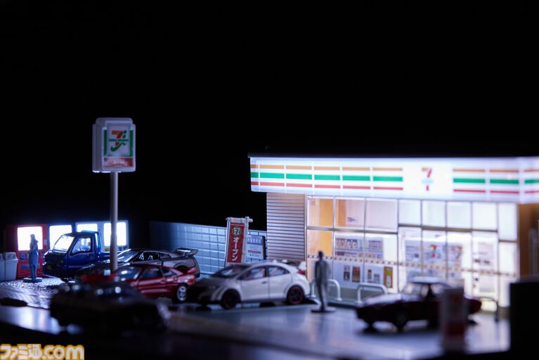 セブンイレブンのジオラマが『トミカ』より12月16日発売。2種類のLEDライトで夜のコンビニも演出できるなどリアルに再現。“tomica VIEW”シリーズ第1弾