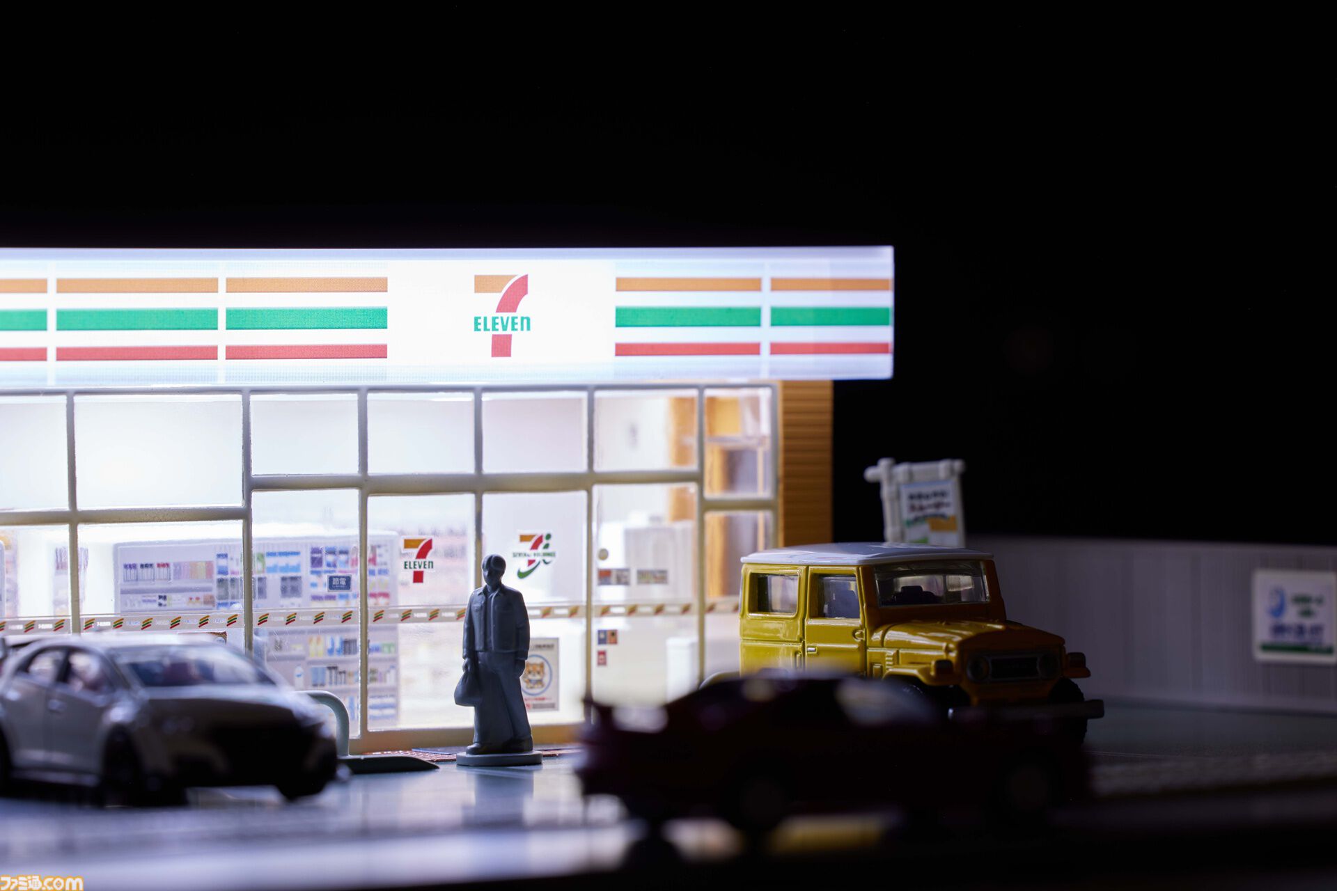 セブンイレブンのジオラマが『トミカ』より12月16日発売。2種類のLEDライトで夜のコンビニも演出できるなどリアルに再現。“tomica VIEW”シリーズ第1弾