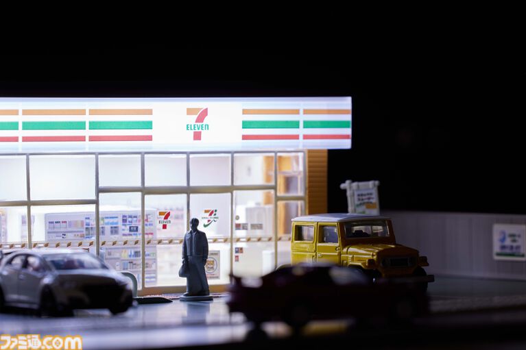 セブンイレブンのジオラマが『トミカ』より12月16日発売。2種類のLEDライトで夜のコンビニも演出できるなどリアルに再現。“tomica VIEW”シリーズ第1弾